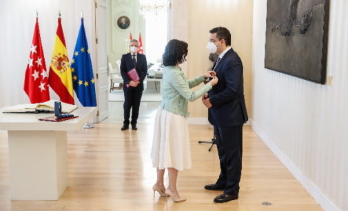 Díaz Ayuso concede la Medalla Internacional de la Comunidad de Madrid al presidente del Comité Europeo de las Regiones