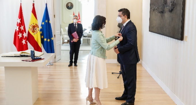 Díaz Ayuso concede la Medalla Internacional de la Comunidad de Madrid al presidente del Comité Europeo de las Regiones