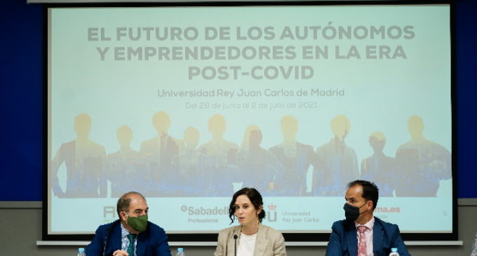 Díaz Ayuso defiende a los autónomos “como generadores de empleo” frente a quienes alardean de hacer política social a costa de asfixiar al empresario”