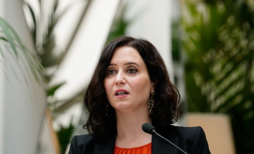 Díaz Ayuso advierte de que Madrid tendrá que cerrar los centros de vacunación masiva si no llegan más dosis la semana que viene