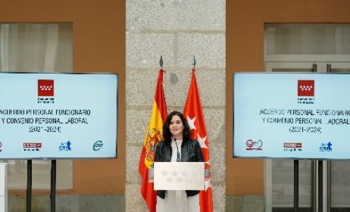 Díaz Ayuso firma con los sindicatos dos acuerdos para regular las condiciones del personal laboral y funcionario