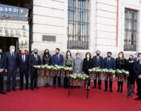 Díaz Ayuso homenajea a las víctimas del COVID-19 fallecidas en soledad con una placa en la fachada de la Real Casa de Correos