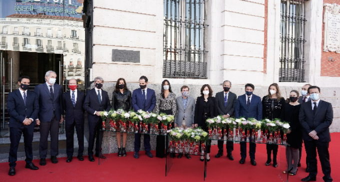 Díaz Ayuso homenajea a las víctimas del COVID-19 fallecidas en soledad con una placa en la fachada de la Real Casa de Correos