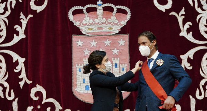 Díaz Ayuso impone la Gran Cruz de la Orden del Dos de Mayo a Rafa Nadal por su “descomunal palmarés” y sus “méritos extraordinarios como persona”