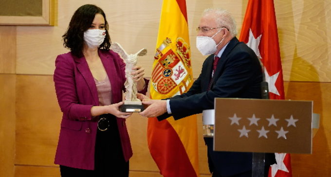Díaz Ayuso insta a entregarse “al rearme moral y político” que España necesita frente a los que buscan acabar “con la nación libre que nos marcamos hace 40 años”