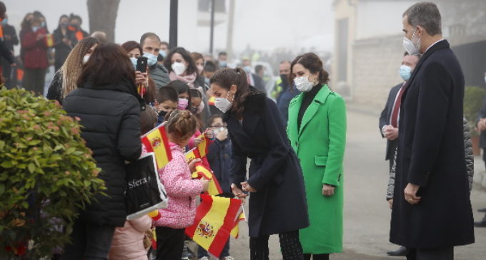 Díaz Ayuso participa en la inauguración de un monumento homenaje a los sanitarios fallecidos por el COVID-19 en España