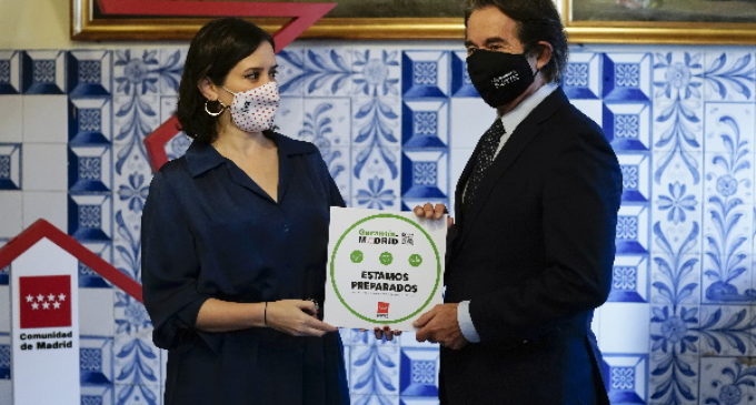 Díaz Ayuso entrega a Casa Botín, el sello Garantía Madrid que identifica a los restaurantes con medidas antiCOVID-19