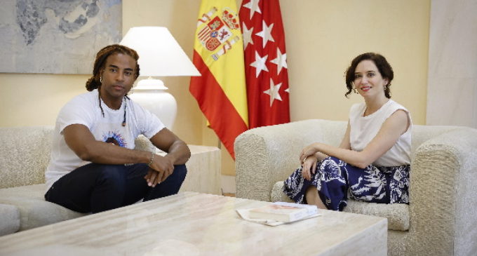 Díaz Ayuso recibe al artista Yotuel y hace un llamamiento a la “unidad” y condena frente a la dictadura en Cuba