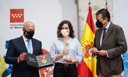 Díaz Ayuso recibe el título de Maratoniana de Honor 2021 por su entrega y trabajo por Madrid