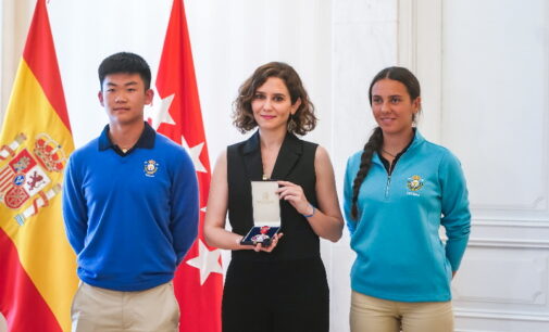 Díaz Ayuso recibe la Medalla de Oro al Mérito de la Federación de Golf de Madrid por su apoyo al deporte