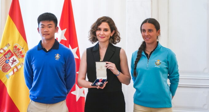 Díaz Ayuso recibe la Medalla de Oro al Mérito de la Federación de Golf de Madrid por su apoyo al deporte