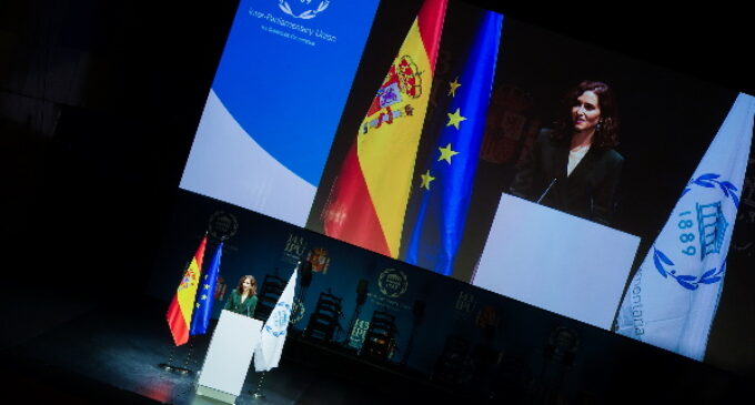 Díaz Ayuso reivindica la cooperación entre parlamentos para denunciar los “desmanes que atentan contra la separación de poderes”