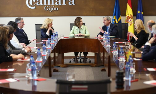 Díaz Ayuso se reúne con empresarios asturianos en la Cámara de Comercio de Gijón