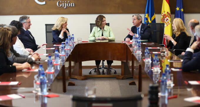 Díaz Ayuso se reúne con empresarios asturianos en la Cámara de Comercio de Gijón