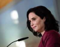 Díaz Ayuso celebra la retirada de mascarilla en el exterior pero acusa al Gobierno de tomar la decisión pensando en “titulares”