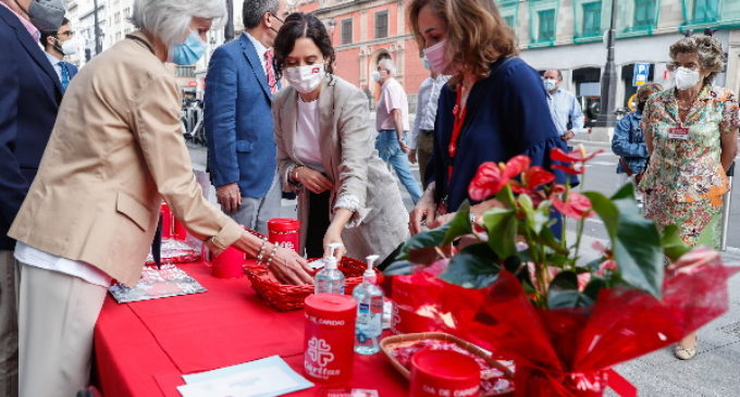 Isabel Díaz Ayuso traslada el apoyo de la Comunidad de Madrid al trabajo de Cáritas con familias vulnerables