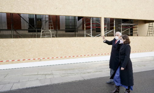 Díaz Ayuso visita el montaje del tradicional Belén de la Puerta del Sol, ubicado este año en el exterior de la Real Casa de Correos