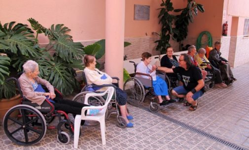 Juan José Pulido, capellán de la residencia Santa Isabel: No al abandono en residencias. «En verano hay que estar con los abuelos»