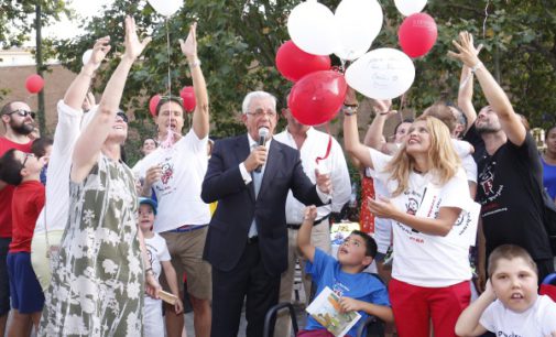 Sánchez Martos participa en la suelta de globos para concienciar sobre la Distrofia Muscular de Duchenne