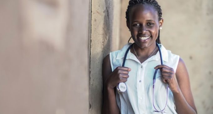 La doctora ruandesa Mireille Twayigira, que fue refugiada, presenta en España la campaña de los jesuitas «Education opens the world»