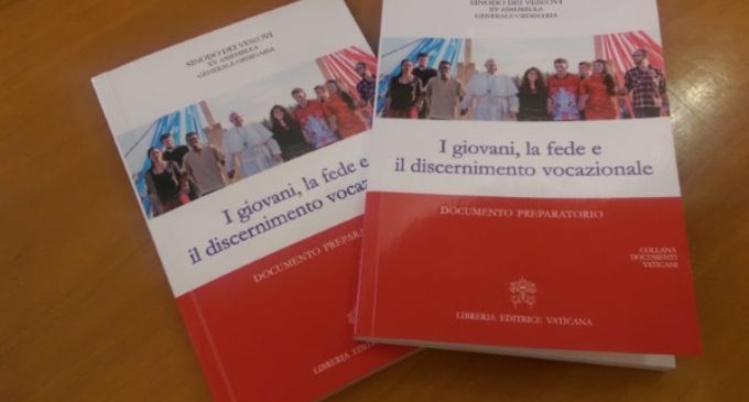 El Vaticano presenta el documento preparatorio para el Sínodo sobre los jóvenes