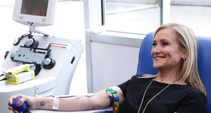 Cifuentes anima a los madrileños a donar sangre para garantizar las necesidades de los hospitales