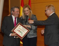 Cifuentes hace un llamamiento a los madrileños para donar sangre en la Campaña de Navidad