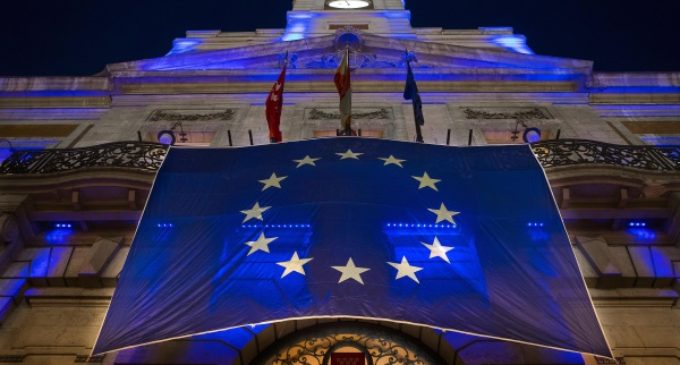 La Real Casa de Correos se iluminó de azul para celebrar el Día de Europa