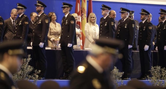 Cifuentes expresa su más enérgica repulsa por el intolerable acoso que sufren Policía Nacional y Guardia Civil en Cataluña