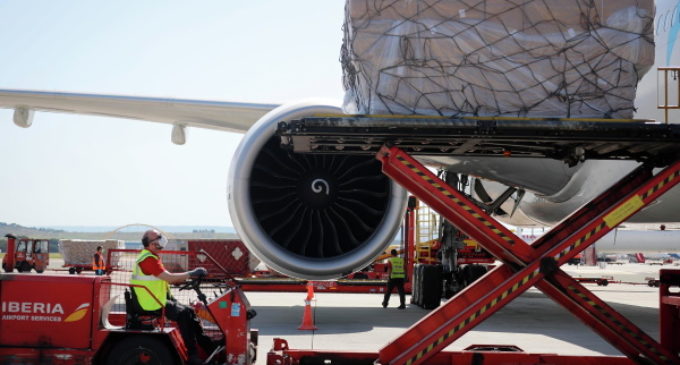 Madrid recibe el tercer avión en una semana y suma casi 700 toneladas de material sanitario para el COVID-19