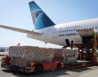Casi 350.000 trajes de protección para sanitarios en el decimoctavo avión de la Comunidad de Madrid con material para el COVID-19