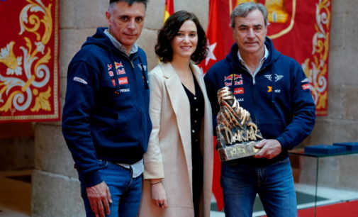 Díaz Ayuso felicita a Carlos Sainz y Lucas Cruz por su triunfo en el Rally Dakar 2020