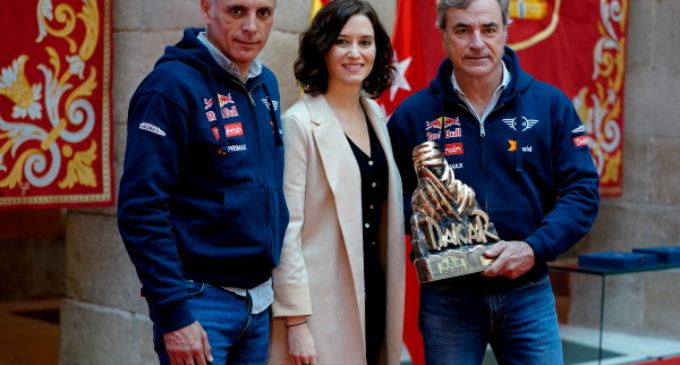 Díaz Ayuso felicita a Carlos Sainz y Lucas Cruz por su triunfo en el Rally Dakar 2020