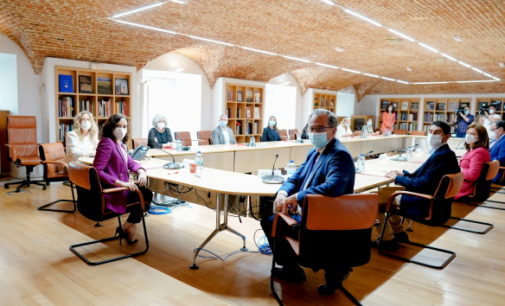 Díaz Ayuso garantiza a los docentes un refuerzo de las herramientas digitales para mejorar el próximo curso la educación a distancia