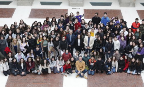Díaz Ayuso pide a los estudiantes que sean responsables en el uso de la tecnología para evitar el ciberacoso