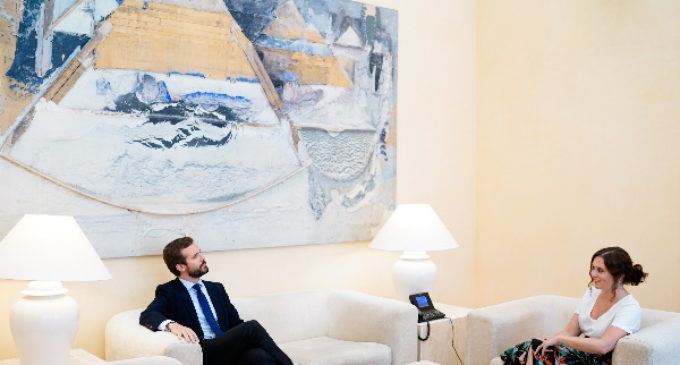 Díaz Ayuso presenta el plan de vuelta al colegio en Madrid al líder de la oposición, Pablo Casado