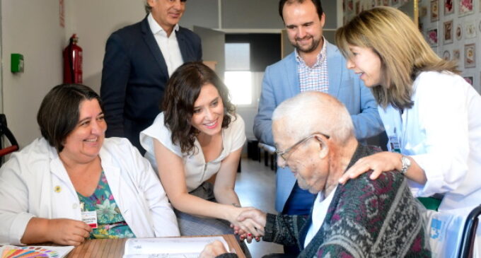 Díaz Ayuso ratifica su compromiso con la sanidad madrileña “pública, gratuita, universal y humanizada”