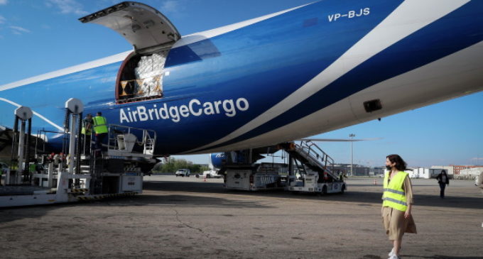 Díaz Ayuso recibe una carga récord de 113 toneladas de material sanitario a bordo de un tercer avión