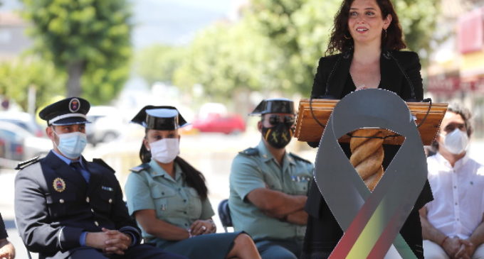 Díaz Ayuso rinde homenaje a las víctimas del COVID-19 y reconoce el papel de las fuerzas y cuerpos de seguridad