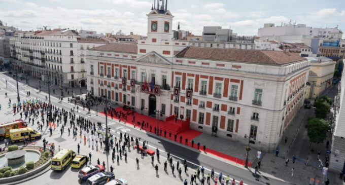 Díaz Ayuso rinde homenaje en el Dos de Mayo a los “nuevos héroes” del COVID-19: “Hemos resistido y salgamos adelante”