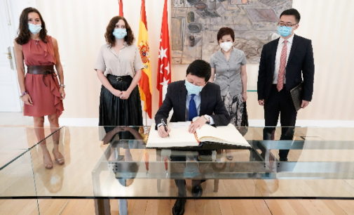 Díaz Ayuso se reúne con el embajador de China para intensificar relaciones en la lucha contra el COVID-19 ante posibles rebrotes