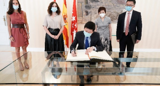 Díaz Ayuso se reúne con el embajador de China para intensificar relaciones en la lucha contra el COVID-19 ante posibles rebrotes