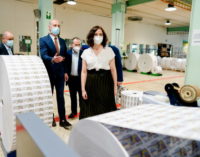 Díaz Ayuso visita el Centro Logístico de la ONCE, que reanuda la impresión de sus cupones tras el COVID-19