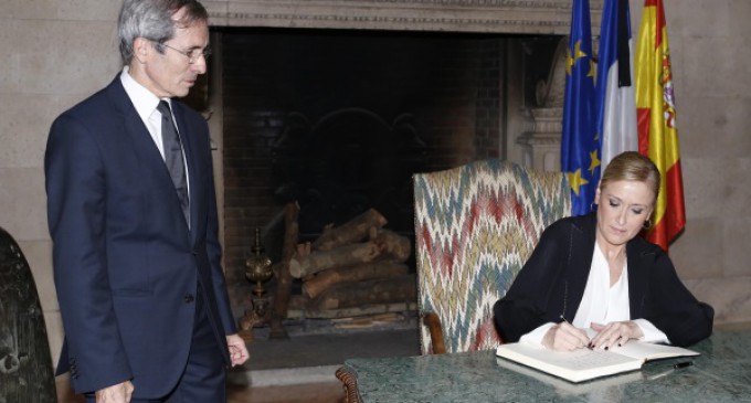 Cifuentes traslada al embajador francés la solidaridad del pueblo madrileño