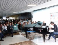 El Hospital La Paz instala un piano de cola en el vestíbulo para ofrecer microconciertos diarios
