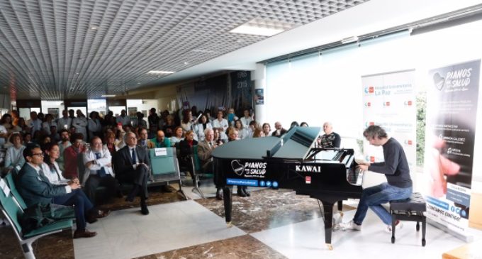 El Hospital La Paz instala un piano de cola en el vestíbulo para ofrecer microconciertos diarios