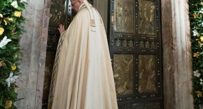 Más de 900 millones de fieles han atravesado una Puerta Santa durante el Jubileo