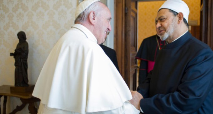 El Papa al Imán de Al Azhar: ‘El encuentro es el mensaje’