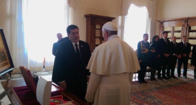 Francisco se reúne con el presidente de Paraguay