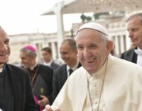 La Iglesia está llamada a servir al ser humano, no solo a los católicos